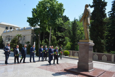 “Heydər Əliyev İli” çərçivəsində 15 iyun-Milli Qurtuluş Günü münasibəti ilə rayon icra hakimiyyətinin təşkilatçılığı, politoloqların və ziyalıların iştirakı ilə “Milli dövlətçiliyimizin xilaskarı” mövzusunda ümumrayon tədbiri keçirilib