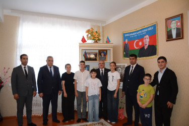 Tərtər Rayon İcra Hakimiyyətinin başçısı 27 Sentyabr – Anım Günü ilə əlaqədar Vətən müharibəsinin mülki şəhidi Şakir Zamanovun ailəsini ziyarət edib
