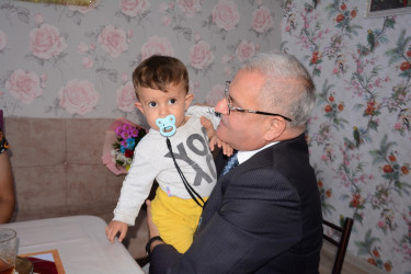 İcra başçısı şəhid Taleh Məhərzadənin anasını 50 illik yubileyi münasibəti ilə təbrik edib