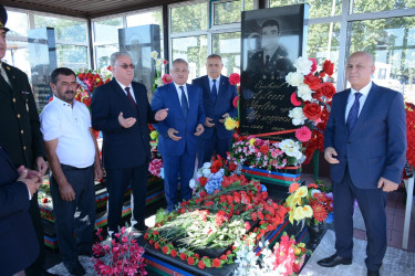 İcra başçısı 27 sentyabr “Anım Günü” ilə əlaqədar Qaradağlı kəndində “Azərbaycan Bayrağı” Ordeni Vətən Müharibəsi şəhidi Hüseynov Aslan Malik oğlunun məzarını ziyarət edib