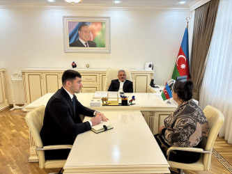 Rayon rəhbəri vətəndaş müraciətlərini dinləyib