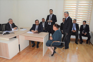 Rayon rəhbəri vətəndaş müraciətlərini dinləyib
