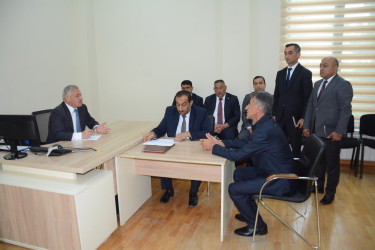 Rayon rəhbəri vətəndaş müraciətlərini dinləyib