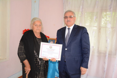İcra başçısı şəhid anası Xırdaxanım Əliyevanı 80 illik yubileyi münasibəti ilə təbrik edib