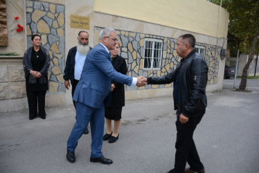 Rayon rəhbəri 27 sentyabr-Anım Gününün beşinci ildönümü ilə əlaqədar 3-cü dərəcəli “Vətənə xidmətə görə” ordenli şəhid Kənan Ağayevin ailə üzvləri ilə birlikdə onun adını daşıyan küçədə aparılan əsaslı təmir işləri ilə tanış olublar