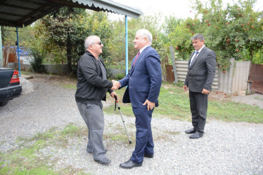 Rayon rəhbəri “Konstitusiya və Suverenlik İli” çərçivəsində üçüncü qrup əlil Qənbər Əsədovu ziyarət edib
