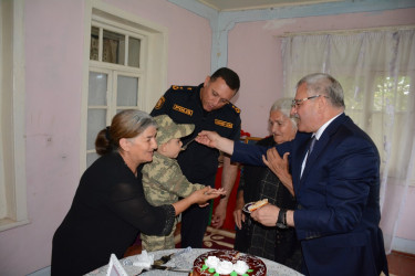 İcra başçısı şəhid anası Xırdaxanım Əliyevanı 80 illik yubileyi münasibəti ilə təbrik edib