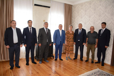 İcra başçısı şəhid anası Pərvanə Əhmədovanı 55 illik yubileyi münasibəti ilə təbrik edib