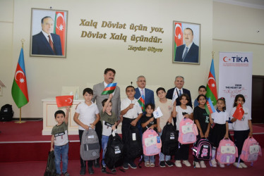 Tərtərdə şəhid, qazi və aztəminatlı ailələrdən olan 200 nəfər ibtidai sinif şagirdinə məktəbli ləvəzimatları və çantalar hədiyə olunub