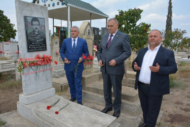 İcra başçısı 27 sentyabr “Anım Günü” ilə əlaqədar Hüsənli kəndində Birinci Qarabağ müharibəsi şəhidi Əhmədov Rəhman Bayram oğlunun məzarını ziyarət edib