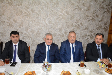 Rayon rəhbəri “Konstitusiya və Suverenlik İli” çərçivəsində Hüsənli kəndindən olan şəhid ailələri ilə görüş keçirib