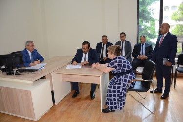 Rayon rəhbəri vətəndaş müraciətlərini dinləyib