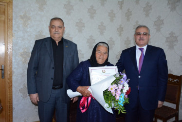 Rayon rəhbəri “Konstitusiya və Suverenlik İli” çərçivəsində şəhid anası Nəzakət Tapdıqovanı ad günü münasibəti ilə təbrik edib