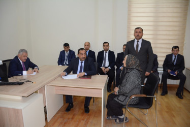 Rayon rəhbəri vətəndaş müraciətlərini dinləyib