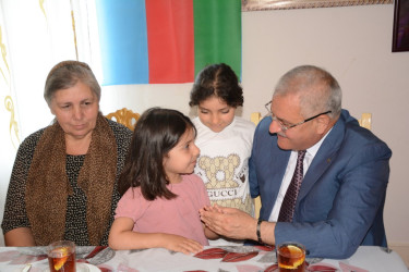 İcra başçısı şəhid anası Nabat Ələkbərovanı 60 illik yubileyi münasibəti ilə təbrik edib