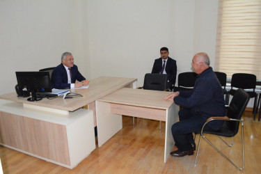 Rayon rəhbəri vətəndaş müraciətlərini dinləyib