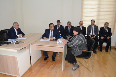 Rayon rəhbəri vətəndaş müraciətlərini dinləyib