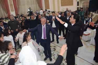 Rayon rəhbəri Zəfər günündə Vətən Müharibəsi Qazisi Paşazadə Amidin toy şənliyində iştirak edib