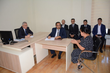 Rayon rəhbəri vətəndaş müraciətlərini dinləyib