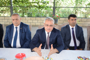 Rayon rəhbəri “Konstitusiya və Suverenlik İli” çərçivəsində Qaradağlı kəndində şəhid ailələri və qazilərlə görüş keçirib