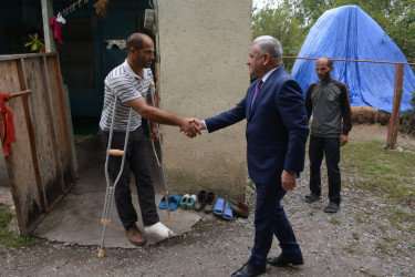 İcra başçısı Tərtərdən olan yaralı hərbçiləri  evlərində ziyarət edib