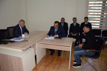 Rayon rəhbəri vətəndaş müraciətlərini dinləyib