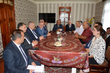 Rayon rəhbəri “Konstitusiya və Suverenlik İli” çərçivəsində Soyulan və Hacallı kəndindən olan şəhid ailələri və qazilərlə görüş keçirib