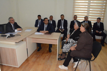 Rayon rəhbəri vətəndaş müraciətlərini dinləyib