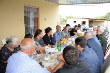 Rayon rəhbəri “Konstitusiya və Suverenlik İli” çərçivəsində Evoğlu kəndində şəhid ailələri və qazilərlə görüş keçirib