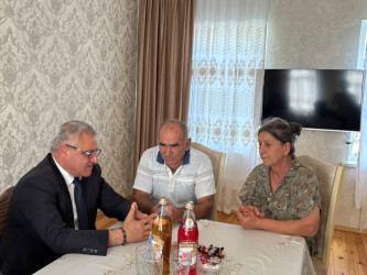 Tərtər Rayon İcra Hakimiyyətinin başçısı 27 Sentyabr – Anım Günü ilə əlaqədar şəhid Məftun Əhmədzadənin ailəsini ziyarət edib