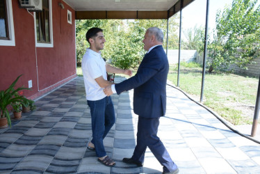 Rayon rəhbəri “Konstitusiya və Suverenlik İli” çərçivəsində şəhid Şəmilov Azərin ailəsini ziyarət edib