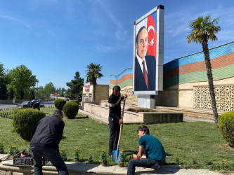 Tərtərdə “Konstitusiya və Suverenlik İli” çərçivəsində Ulu Öndərin anadan olmasının 102-ci ildönümü ilə əlaqədar gül-çiçək kolları əkilib