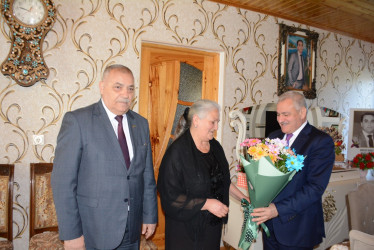 Rayon rəhbəri “Konstitusiya və Suverenlik İli” çərçivəsində şəhid anası Dilruba Orucovanı ad günü münasibəti ilə təbrik edib