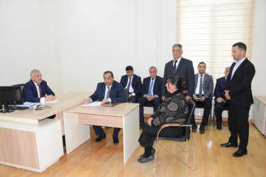 Rayon rəhbəri vətəndaş müraciətlərini dinləyib