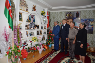 İcra başçısı şəhid atası Kamil İsmayılovu 60 illik yubileyi münasibəti ilə təbrik edib