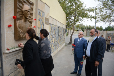 Rayon rəhbəri 27 sentyabr-Anım Gününün beşinci ildönümü ilə əlaqədar 3-cü dərəcəli “Vətənə xidmətə görə” ordenli şəhid Kənan Ağayevin ailə üzvləri ilə birlikdə onun adını daşıyan küçədə aparılan əsaslı təmir işləri ilə tanış olublar