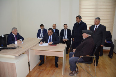 Rayon rəhbəri vətəndaş müraciətlərini dinləyib