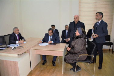 Rayon rəhbəri vətəndaş müraciətlərini dinləyib