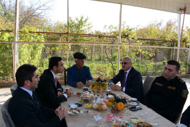 Rayon rəhbəri 8 Noyabr Zəfər Günü ərəfəsində kənd ağsaqqalı, şəhid qardaşı İman Almuradovu 80 illik yubileyi münasibəti ilə təbrik edib