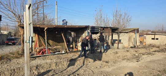 “Şəhərsalma və Memarlıq İli” çərçivəsində Tərtər-Bərdə avtomobil yolunun kənarında quraşdırılan qanunsuz tikililər aşkarlanaraq sökülüb