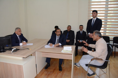 Rayon rəhbəri vətəndaş müraciətlərini dinləyib