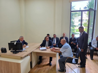 Rayon rəhbəri vətəndaş müraciətlərini dinləyib