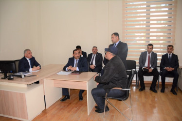 Rayon rəhbəri vətəndaş müraciətlərini dinləyib