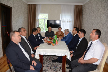İcra başçısı şəhid anası Pərvanə Əhmədovanı 55 illik yubileyi münasibəti ilə təbrik edib
