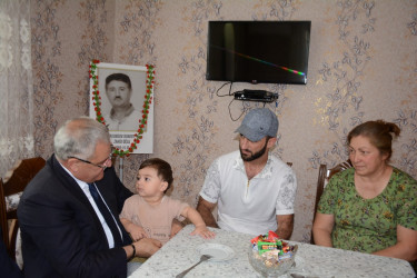 Tərtər Rayon İcra Hakimiyyətinin başçısı 27 Sentyabr – Anım Günü ilə əlaqədar Vətən müharibəsinin mülki şəhidi Ədavət Axundov ailəsini ziyarət edib