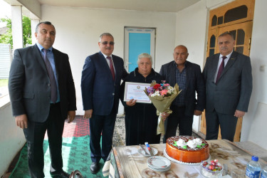 Rayon rəhbəri şəhid Elşən Əlizadənin  anası Sahibə Əliyevanı 60 illik yubileyi münasibəti ilə təbrik edib