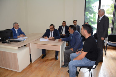 Rayon rəhbəri vətəndaş müraciətlərini dinləyib