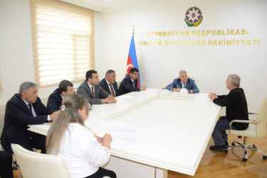 Rayon rəhbəri vətəndaş müraciətlərini dinləyib