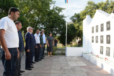 Rayon rəhbəri “Konstitusiya və Suverenlik İli” çərçivəsində Dəmirçilər və Cəmilli kəndindən olan şəhid ailələri və qazilərlə görüş keçirib