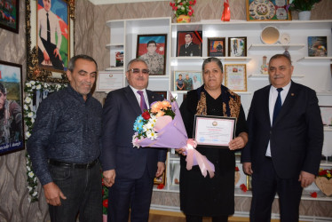 İcra başçısı “Konstitusiya və Suverenlik İli” çərçivəsində şəhid anası İltifat Qaraşovanı 55 illik yubileyi münasibəti ilə təbrik edib
